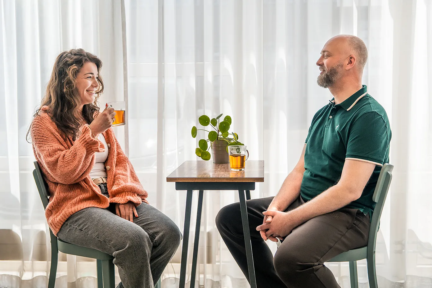 masseur en klant in gesprek